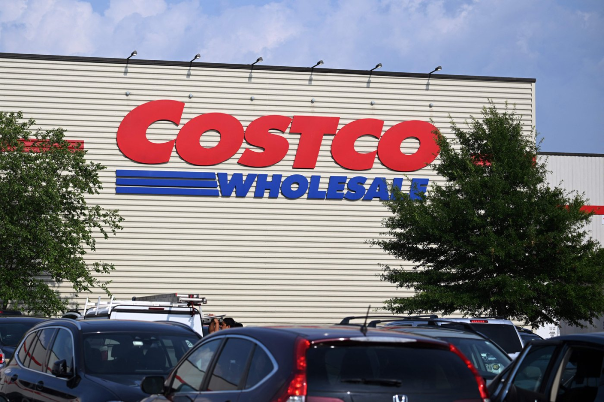 Costco Stock Faces Valuation Concerns Amid Steady Performance