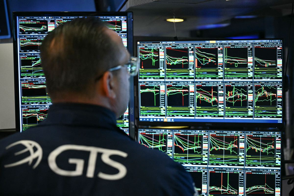 Economist Warns of Labor Recession Amid Market Highs