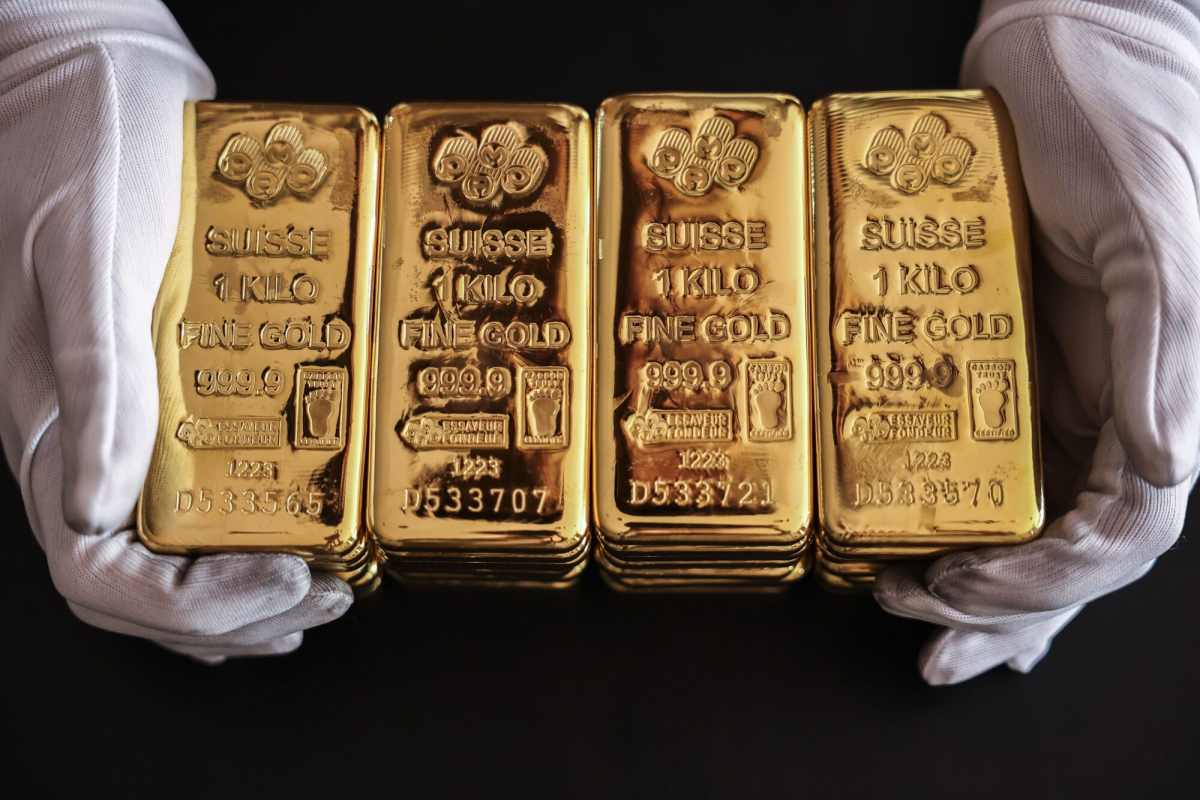 Gold Retreats from Record High as Dollar Gains and Fed Attacks Continue