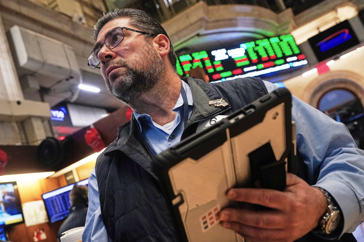 Wall Street Stabilizes as AI Stocks Rebound and Oil Prices Drop