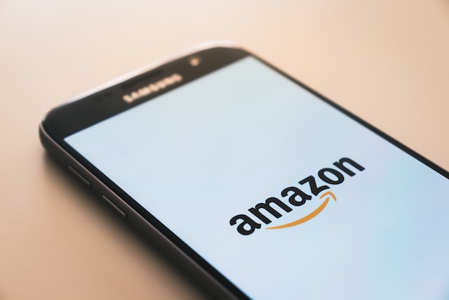 Analysts Highlight Amazon's AI Shopping Assistant as Growth Driver