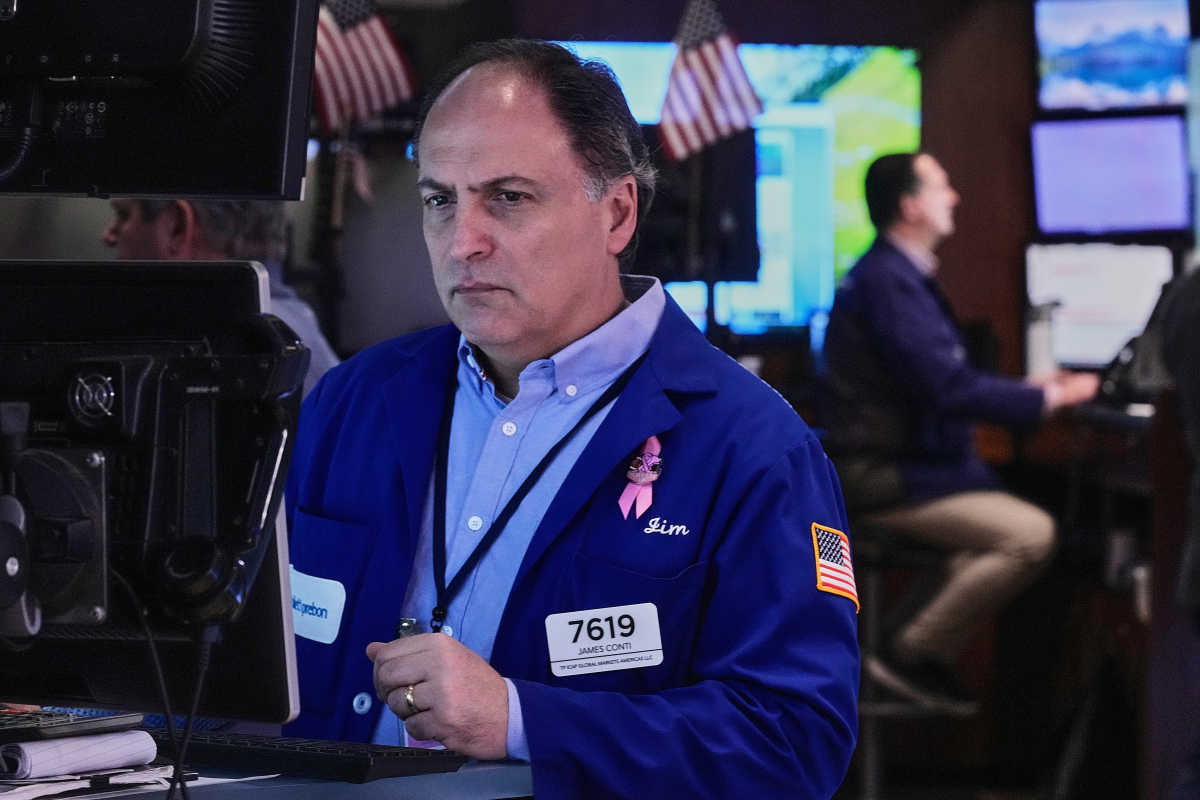 Wall Street Ends Week with Slight Declines as Earnings Season Begins