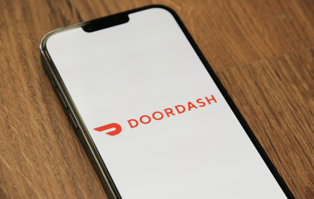 Wells Fargo Raises DoorDash Target Amid Mixed Analyst Views