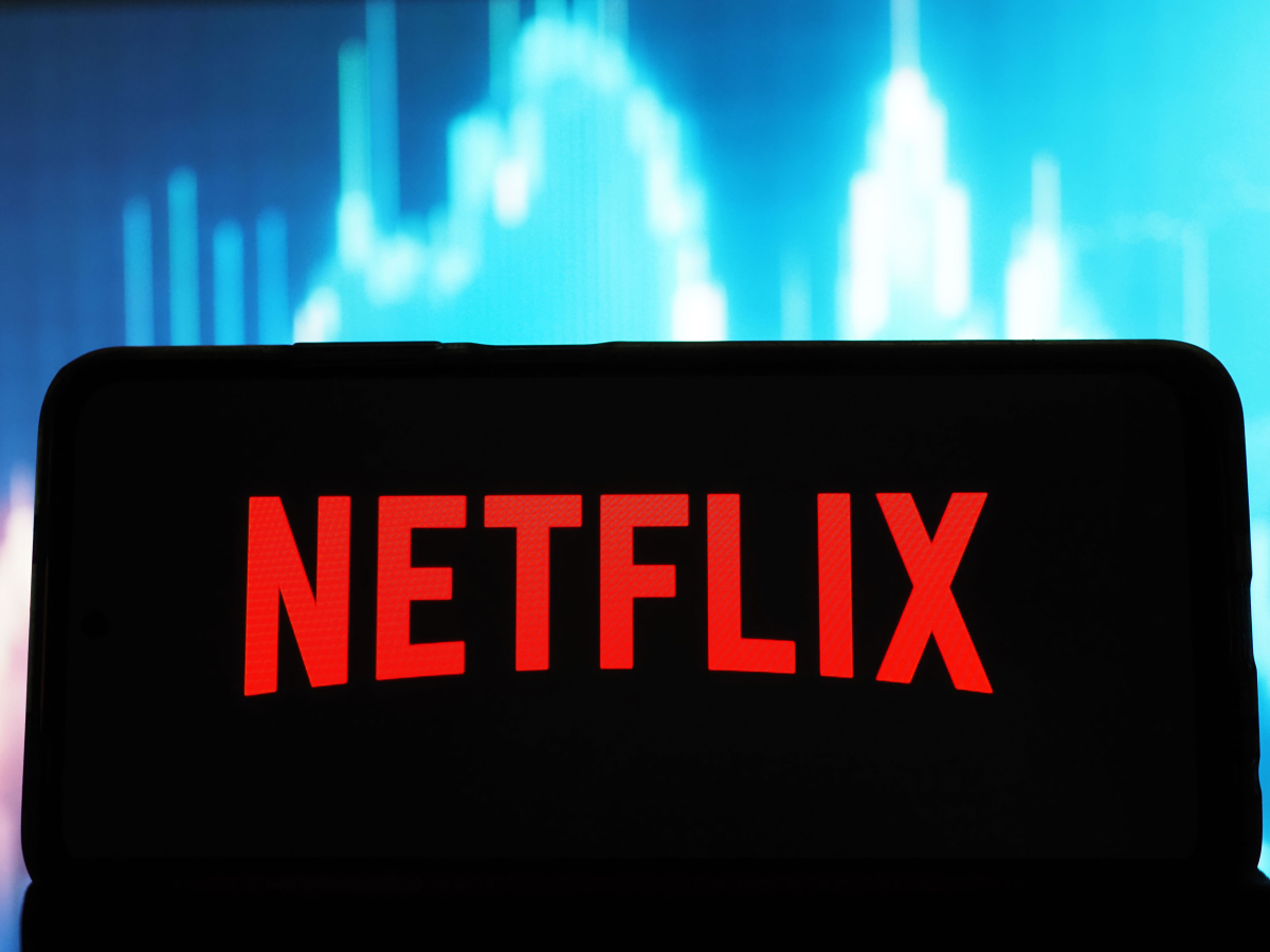 Netflix Earnings Report Amid Warner Bros. Acquisition Concerns